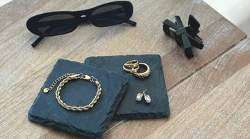 Jeg sammensatte smykkesæt til seks studenter i går — her er hvad jeg lagde i hver æske