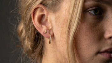Ear party: style flere allergivenlige smykker i samme øre