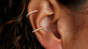 Hvad er en ear cuff? Sådan bærer du den i 2026