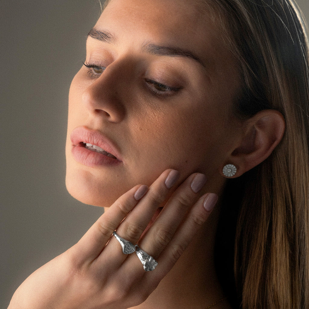 Hammered Flower Ring Sølvfarvet