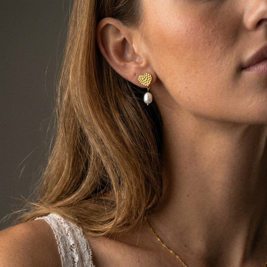 Hammered Heart Perle Studs Øreringe 18K Guldbelagt