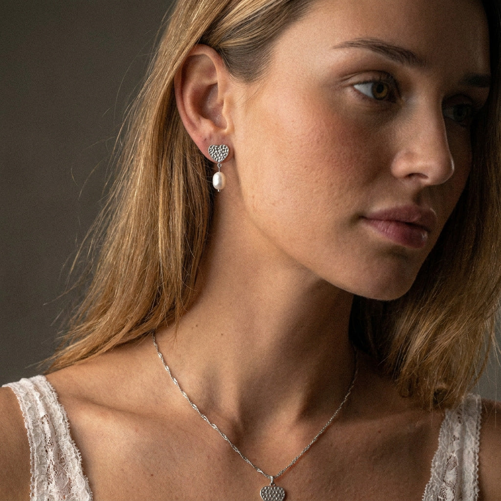 Hammered Heart Perle Studs Øreringe Sølvfarvet