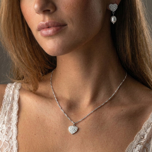 Hammered Heart Perle Studs Øreringe Sølvfarvet