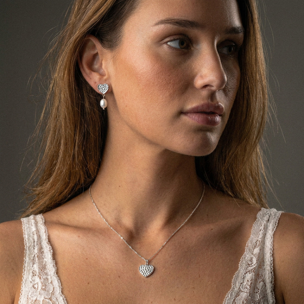 Hammered Heart Perle Studs Øreringe Sølvfarvet