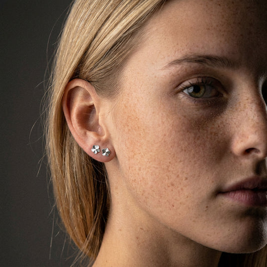 Sunset Flower Studs Øreringe Sølvfarvet
