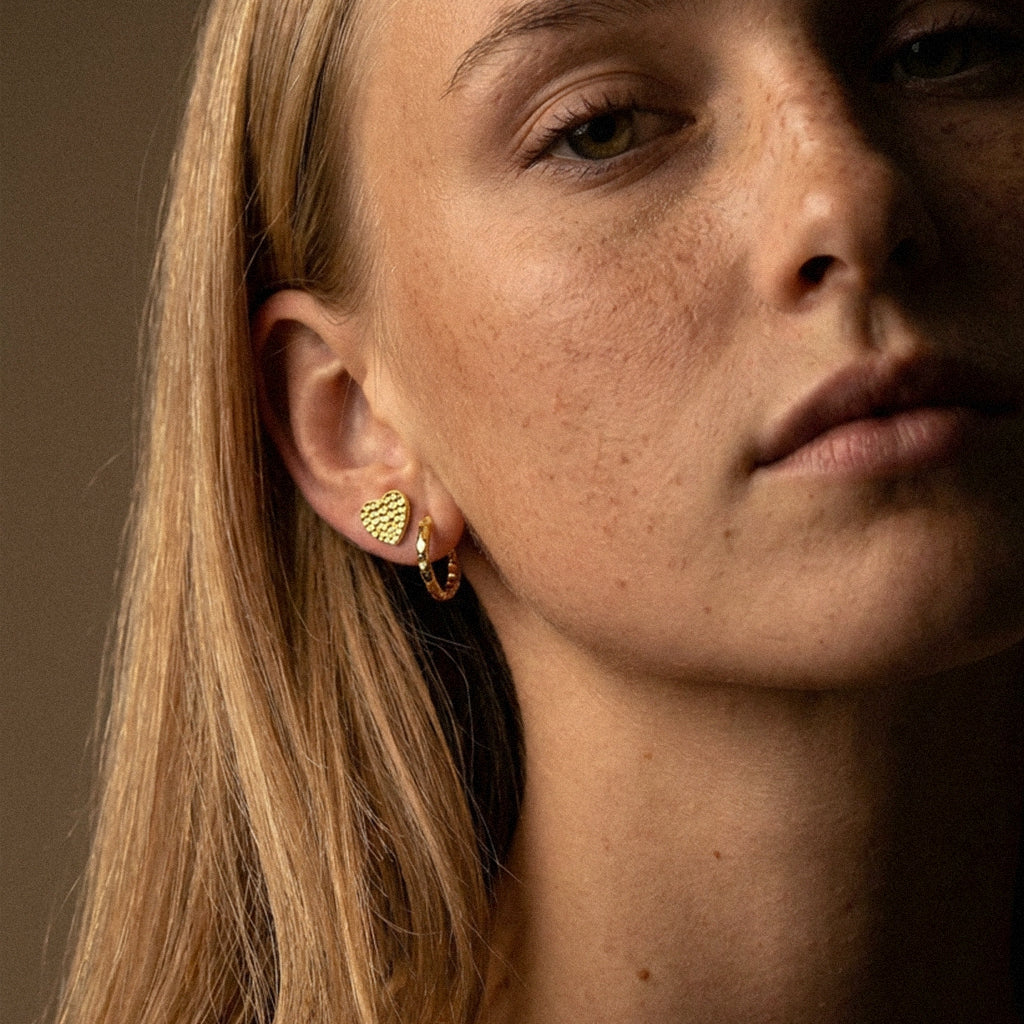 Hammered Heart Studs Øreringe 18K Guldbelagt