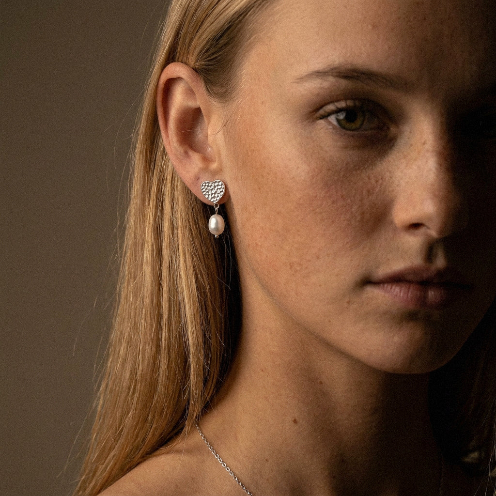 Hammered Heart Perle Studs Øreringe Sølvfarvet