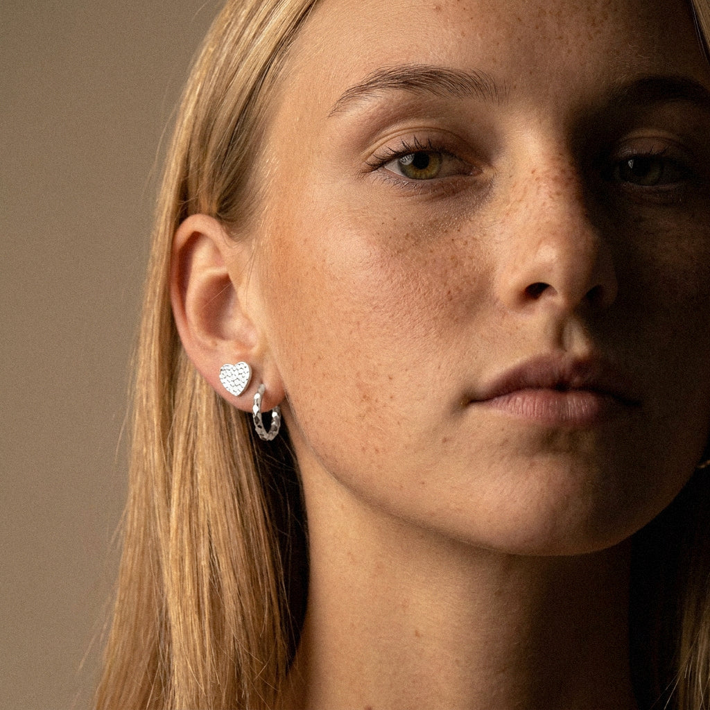 Hammered Heart Studs Øreringe Sølvfarvet