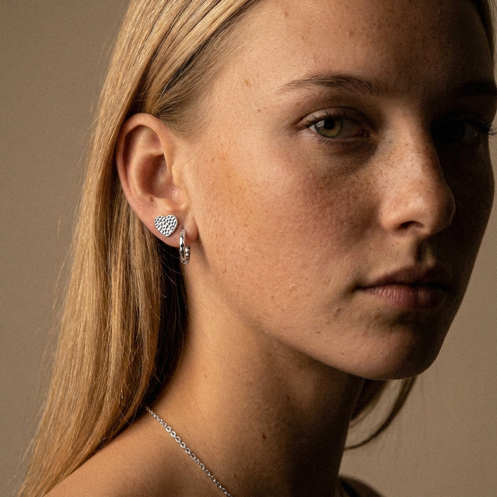 Hammered Heart Studs Øreringe Sølvfarvet