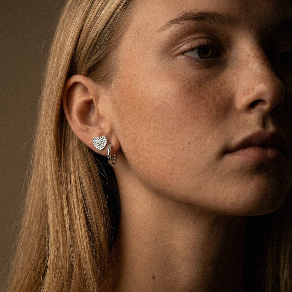 Hammered Heart Studs Øreringe Sølvfarvet