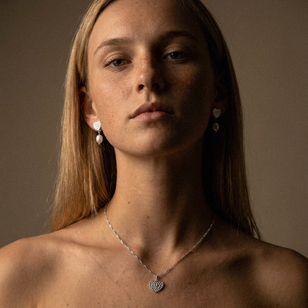 Hammered Heart Perle Studs Øreringe Sølvfarvet