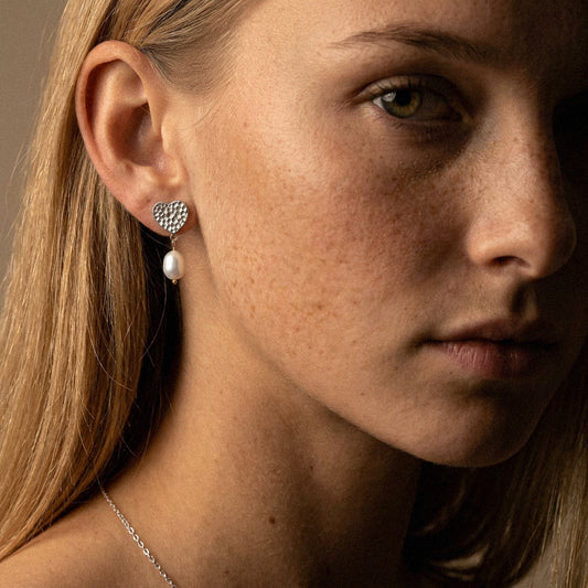 Hammered Heart Perle Studs Øreringe Sølvfarvet